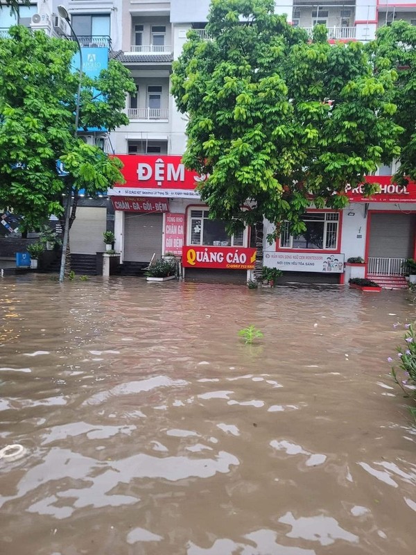 View - 	Hà Nội ngập trong nước dân công sở rủ nhau chèo thuyền đi làm