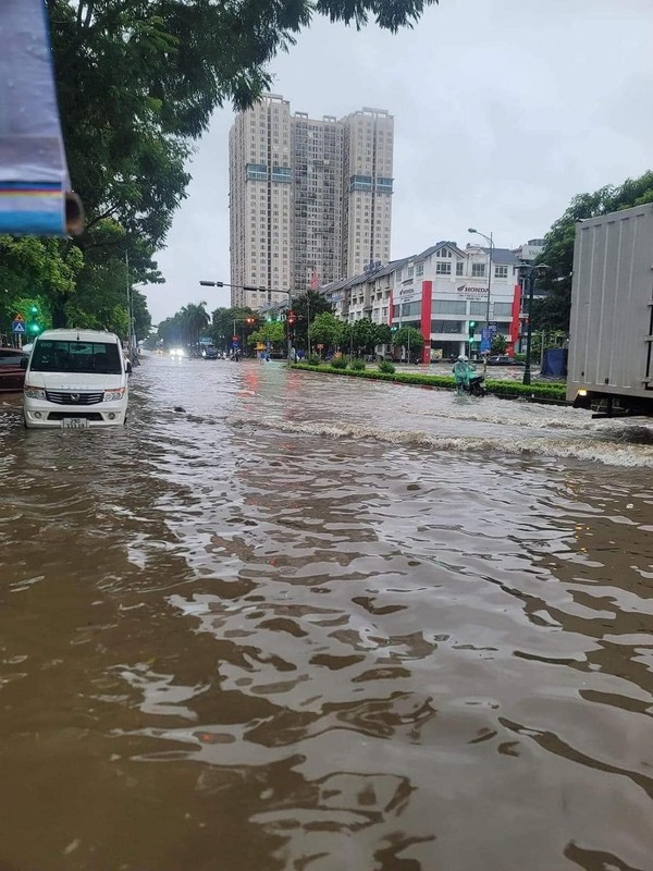 Ha Noi ngap trong nuoc, dan cong so ru nhau cheo thuyen di lam