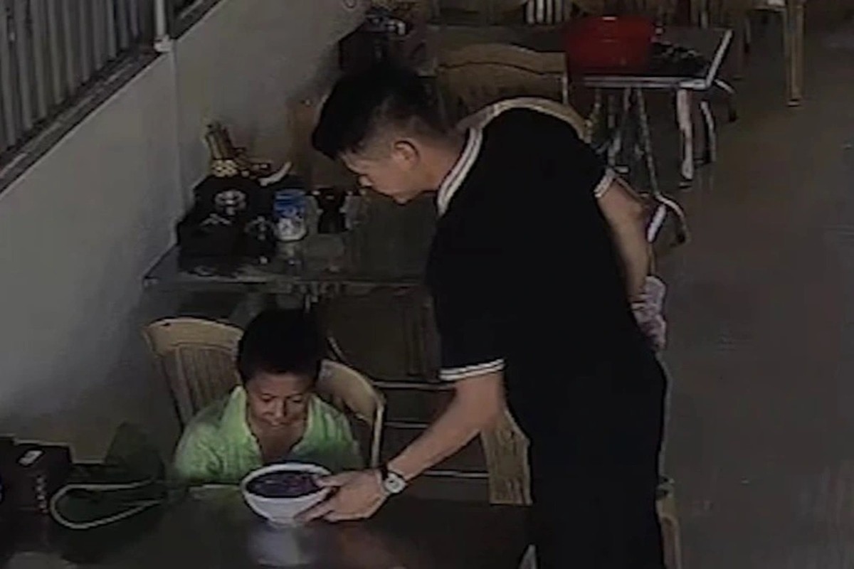 Cu ba cam diec cam 10.000 dong vao quan bun va cai ket-Hinh-7