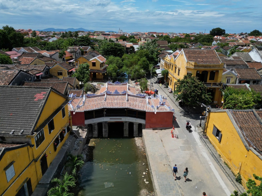 Chua Cau Hoi An khoac ao moi, du khach khoe anh “check in”-Hinh-7