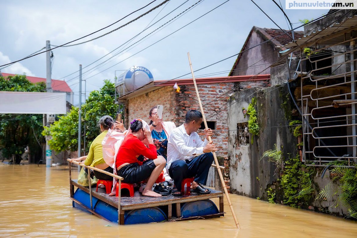 View - 	Đám cưới vùng rốn lũ Chương Mỹ đón dâu bằng thuyền phao tự chế