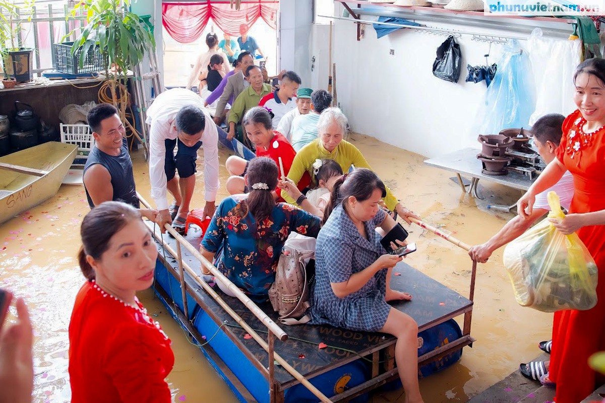 View - 	Đám cưới vùng rốn lũ Chương Mỹ đón dâu bằng thuyền phao tự chế