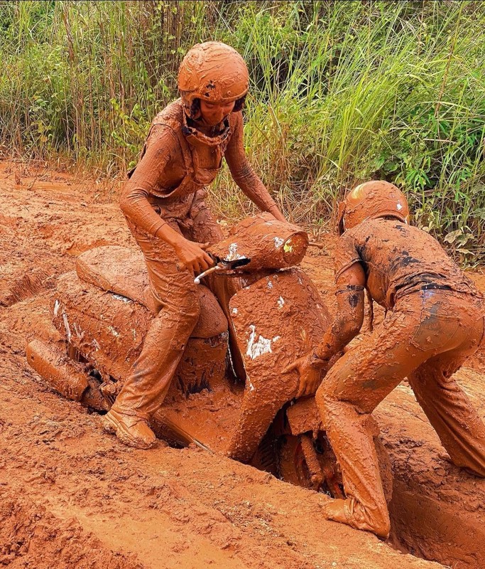 Tin tuong tay lai cua ban, co gai nhan cai ket ngap bun-Hinh-3