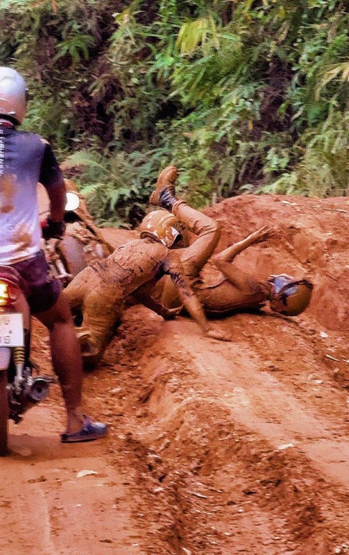 Tin tuong tay lai cua ban, co gai nhan cai ket ngap bun-Hinh-5