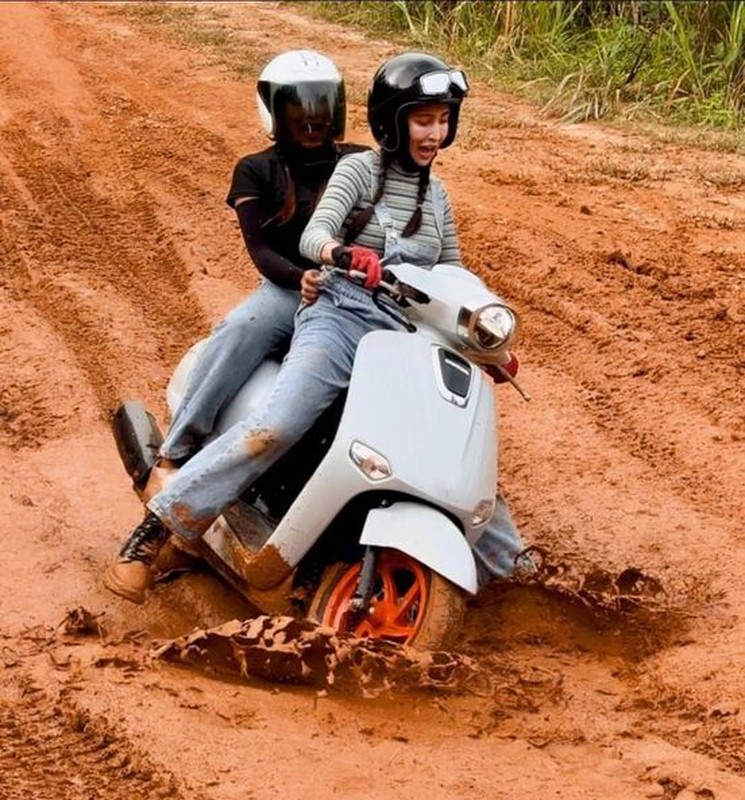 Tin tuong tay lai cua ban, co gai nhan cai ket ngap bun