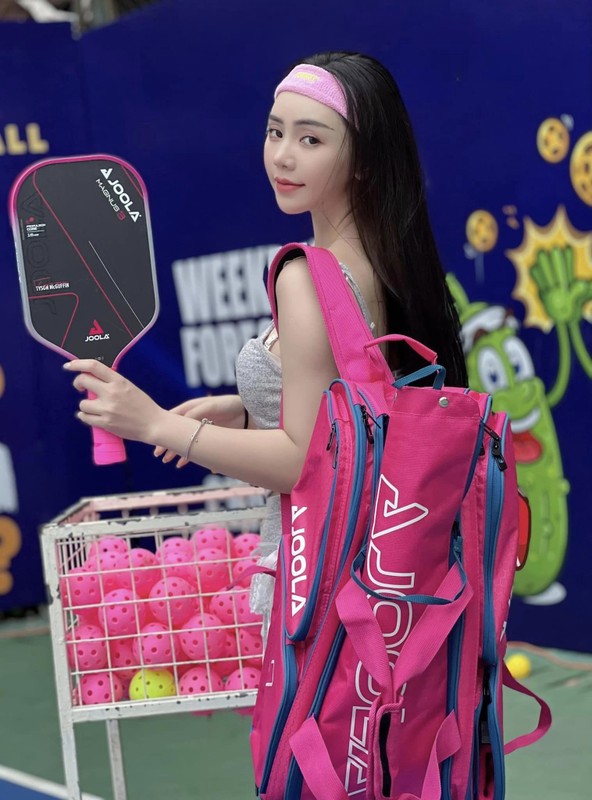 Hot girl Kem Xoi mot thoi gay chu y voi trang phuc pickleball-Hinh-4