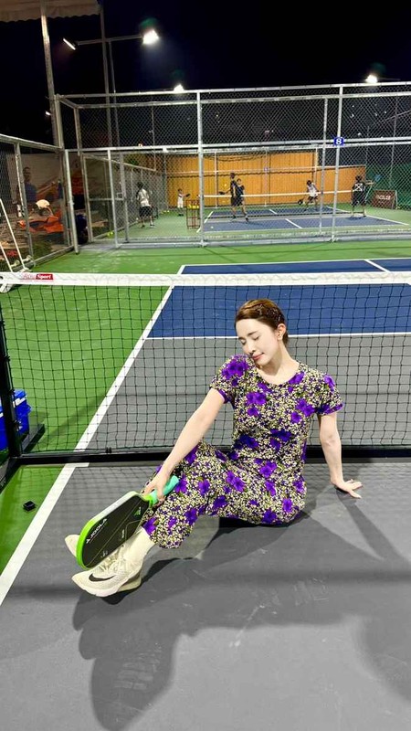 View - 	Diện outfit bà thím lên sân pickleball người chơi gây bão mạng