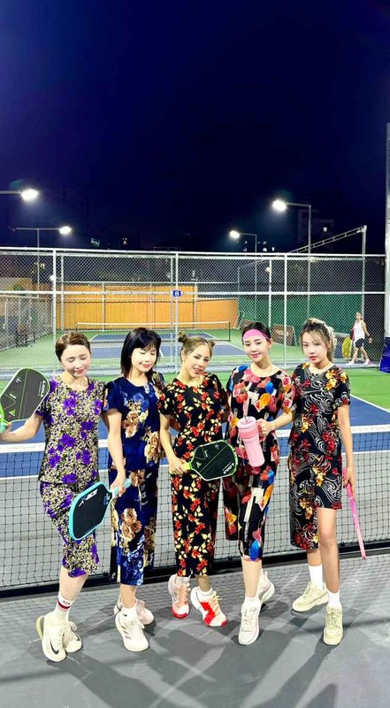 View - 	Diện outfit bà thím lên sân pickleball người chơi gây bão mạng