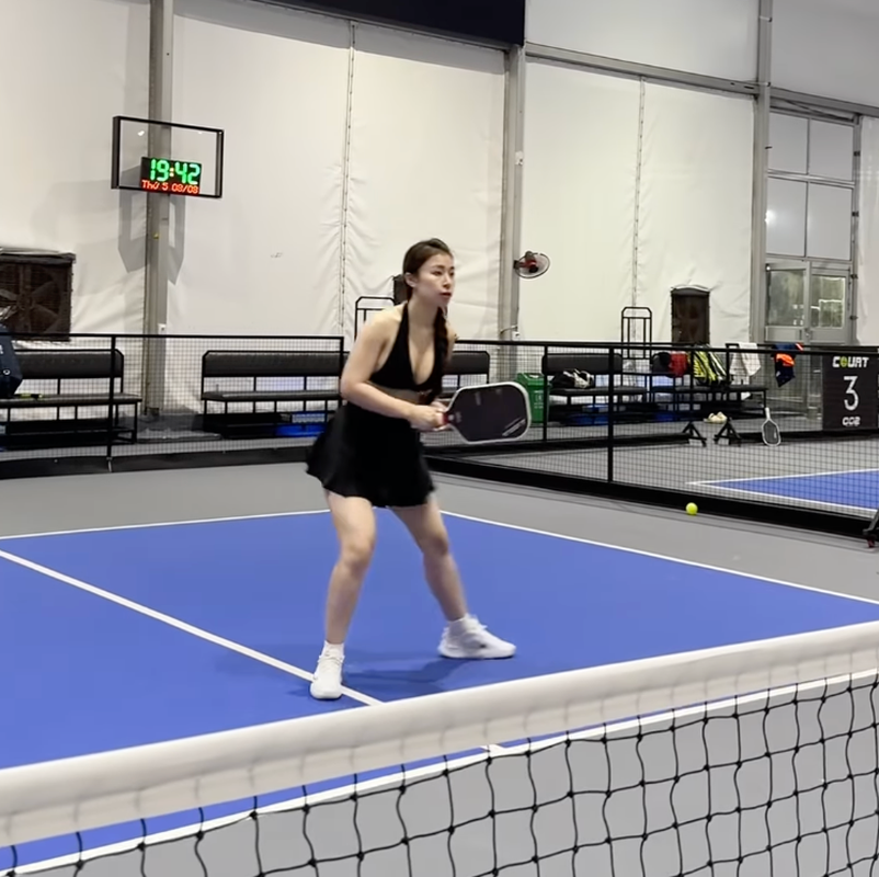 Danh tinh co gai mac do tap ho bao khien pickleball ganh “tai tieng“