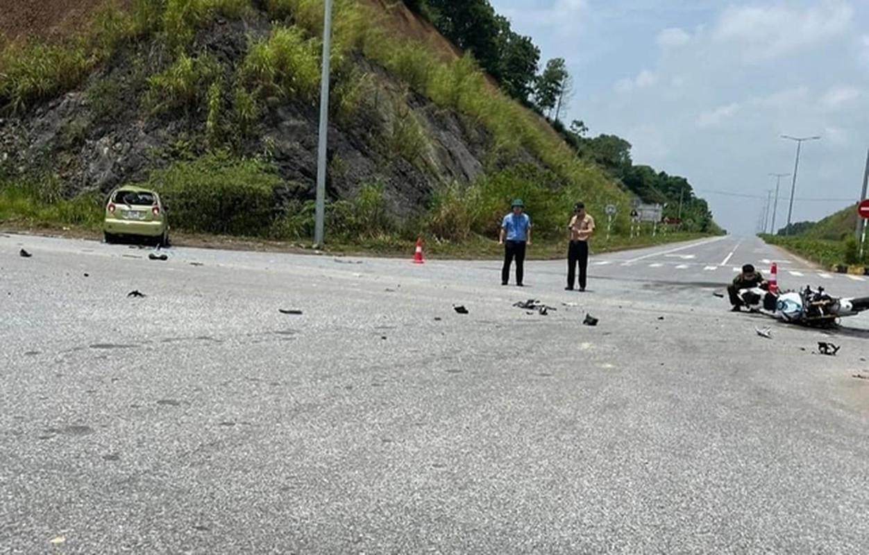 Chan dung “racing girl” lai xe may phan khoi lon dam lat o to