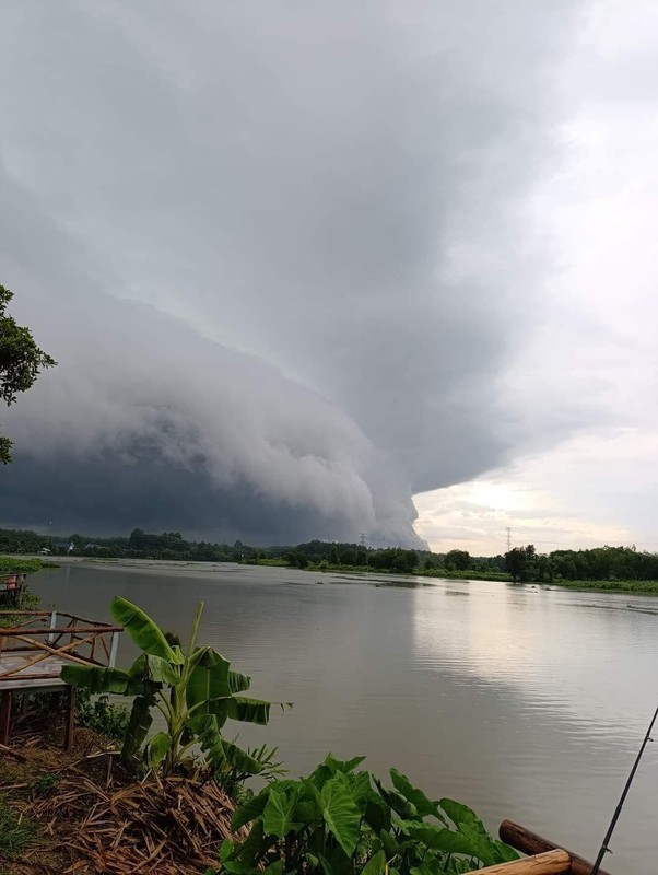 Bau troi Binh Duong cuon cuon may, netizen hot hoang “yeu quai toi“-Hinh-6