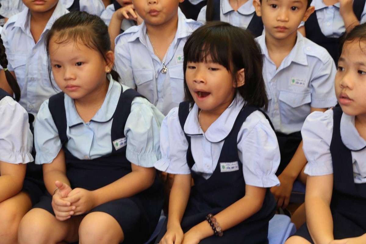 Khoanh khac ngo nghinh cua cac “bup mang non” ngay khai truong-Hinh-5