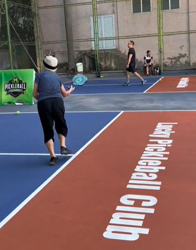 Cu ba U100 o Ha Tinh lan xa tren san choi pickleball