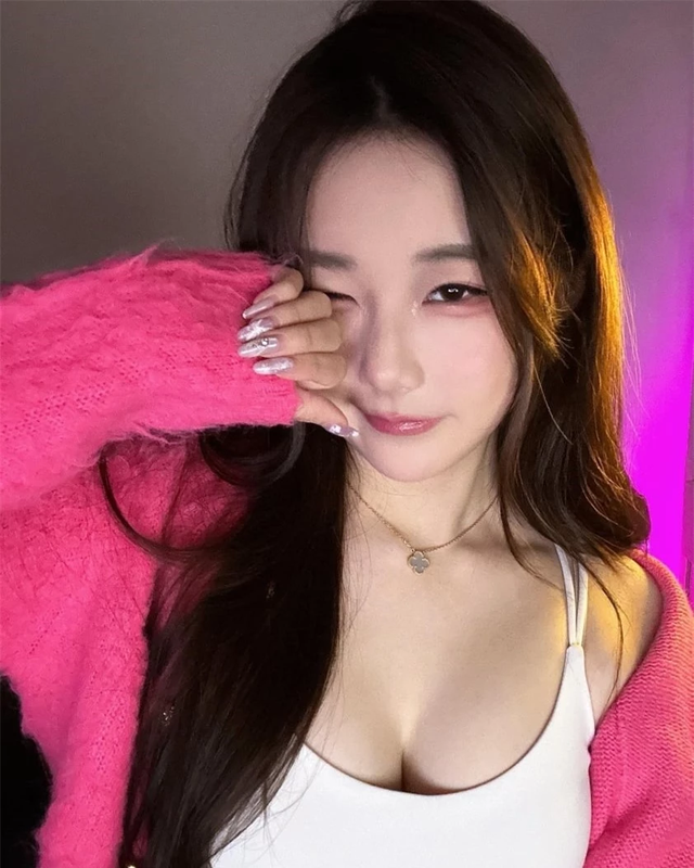 Nu streamer cosplay Ahri Huyen Thoai Bat Tu cua Faker cuc goi cam-Hinh-8