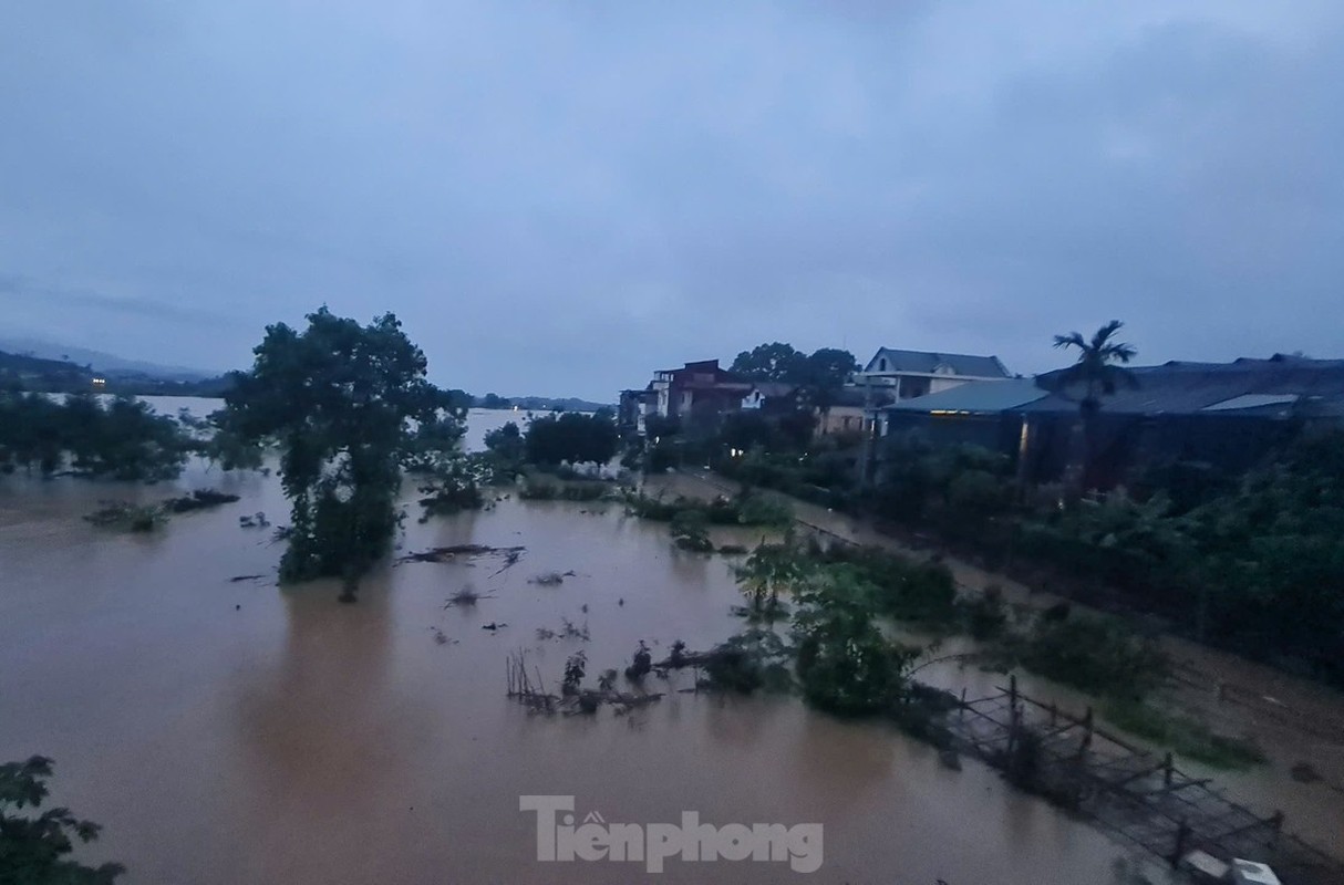 View - 	Nước sông Hồng dâng cao, nhiều vùng ven sông ngập úng