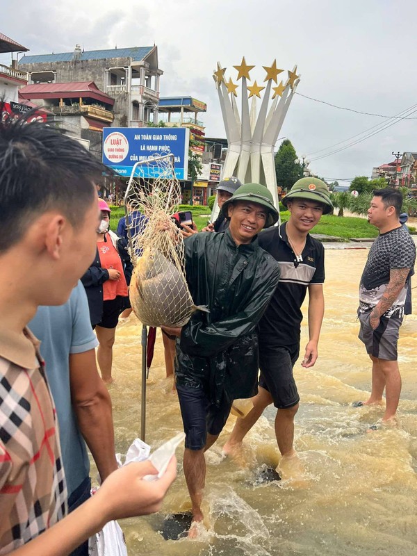 Loat anh dang yeu mua bao, khi nhung chu lon cung duoc so tan-Hinh-5