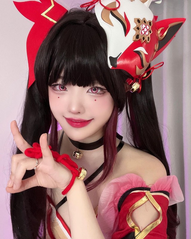 Nu coser 1,4 trieu fan lo anh mat moc kho tin-Hinh-8