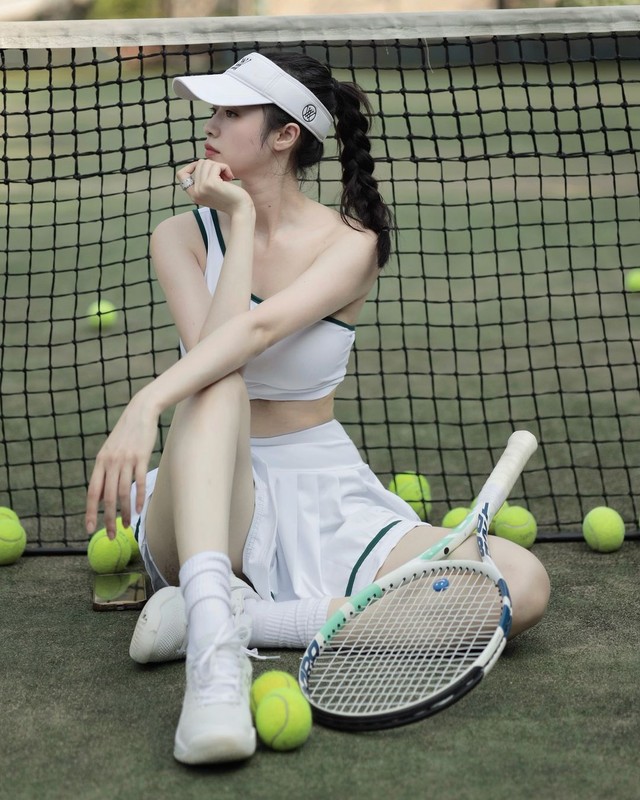 Danh tinh gai xinh mac vay sieu ngan tren san tennis-Hinh-3