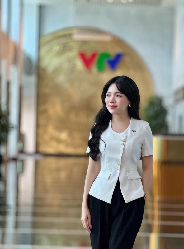 Nu MC VTV mat tre nhu sinh vien du da buoc sang U40-Hinh-4