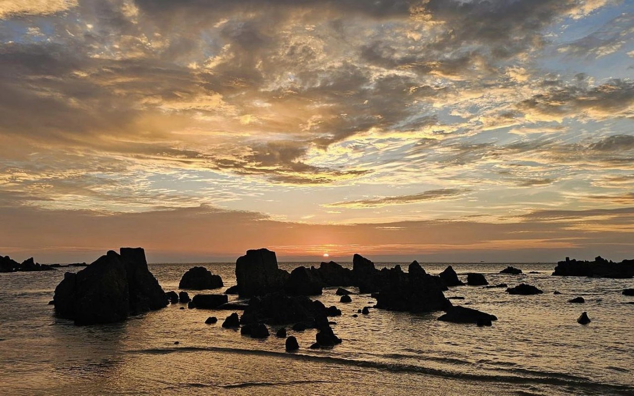 Den Ha Tinh, ngam binh minh tren bien Hoanh Son-Hinh-4