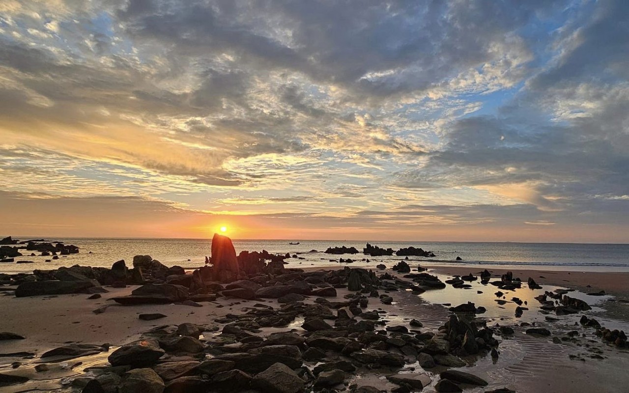 Den Ha Tinh, ngam binh minh tren bien Hoanh Son-Hinh-7