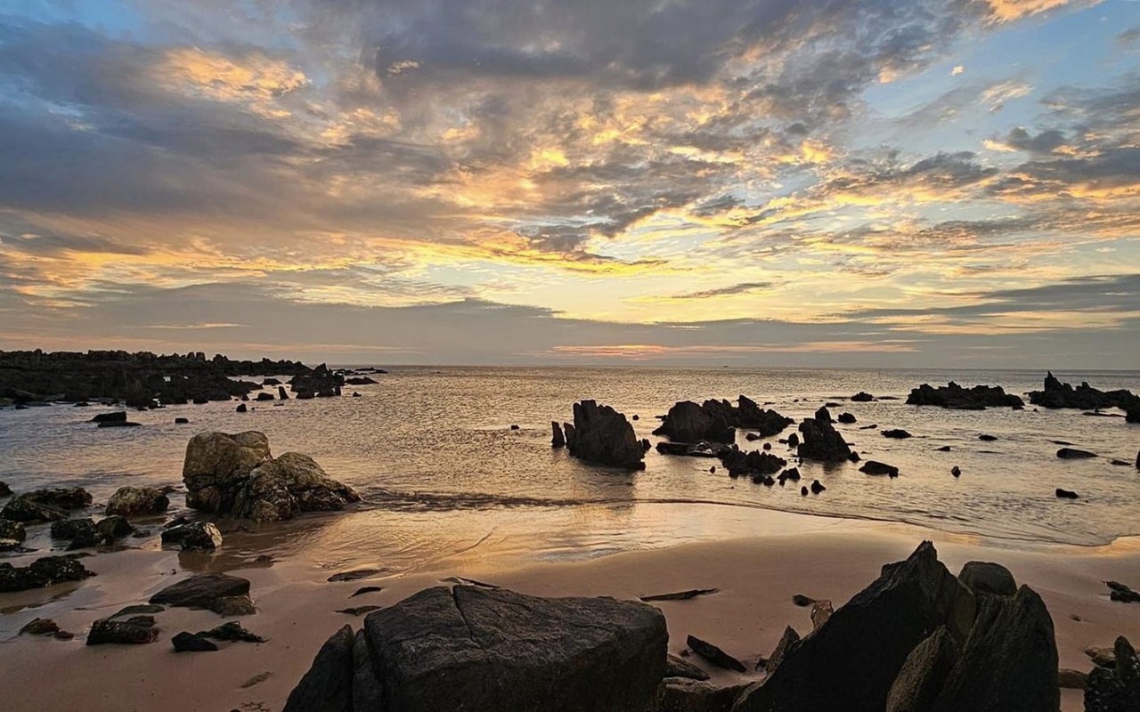 Den Ha Tinh, ngam binh minh tren bien Hoanh Son