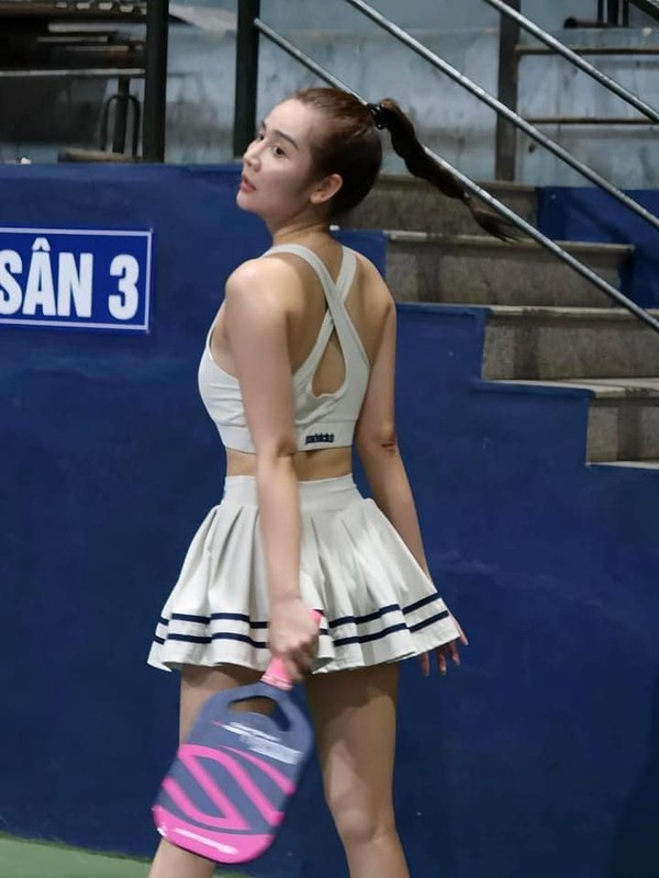 Phong cach phong khoang tren san pickleball giup cuu hot girl hut anh nhin-Hinh-5