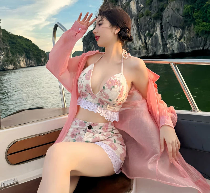 Hot girl Quang Binh so huu sac voc nuot na hut trieu fan