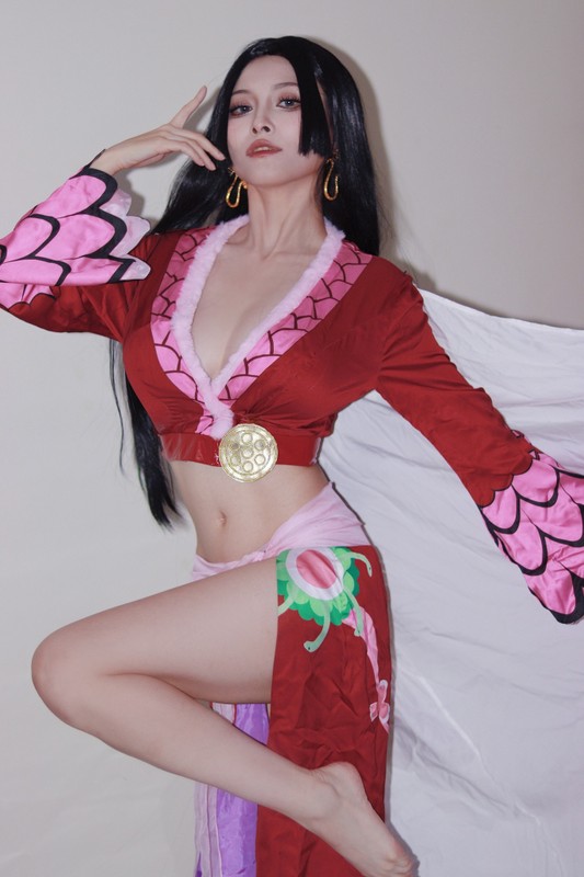 Nu MC game cosplay tuong Lien Minh Huyen Thoai day ma mi, cuon hut-Hinh-5