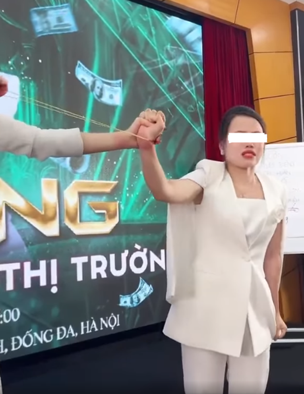 Netizen kho chiu vo cung voi cach “trung phat” nhan vien ki la