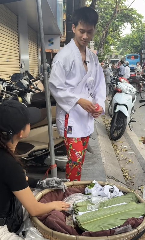 Ong chong phu vo ban xoi viral coi mang vi outfit di lam-Hinh-10