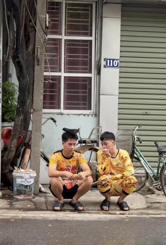 Ong chong phu vo ban xoi viral coi mang vi outfit di lam-Hinh-6