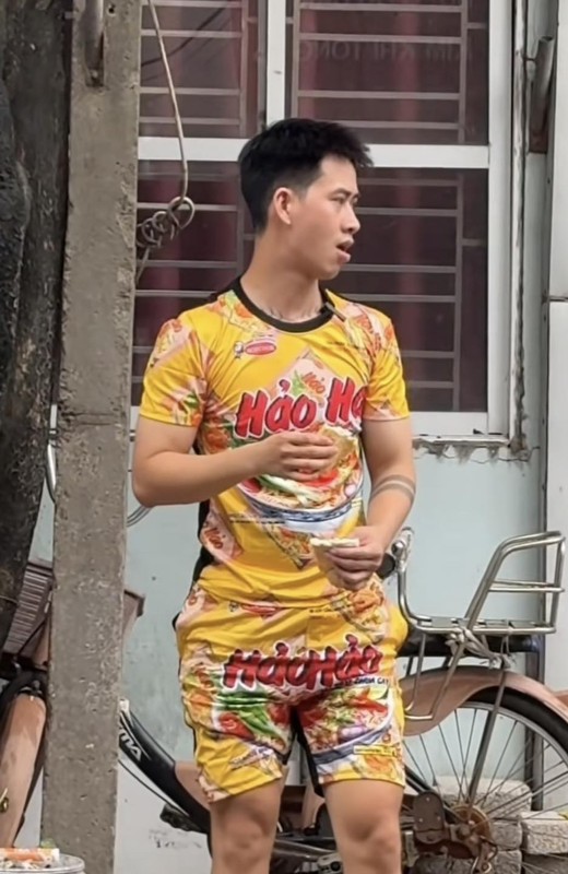 Ong chong phu vo ban xoi viral coi mang vi outfit di lam-Hinh-7