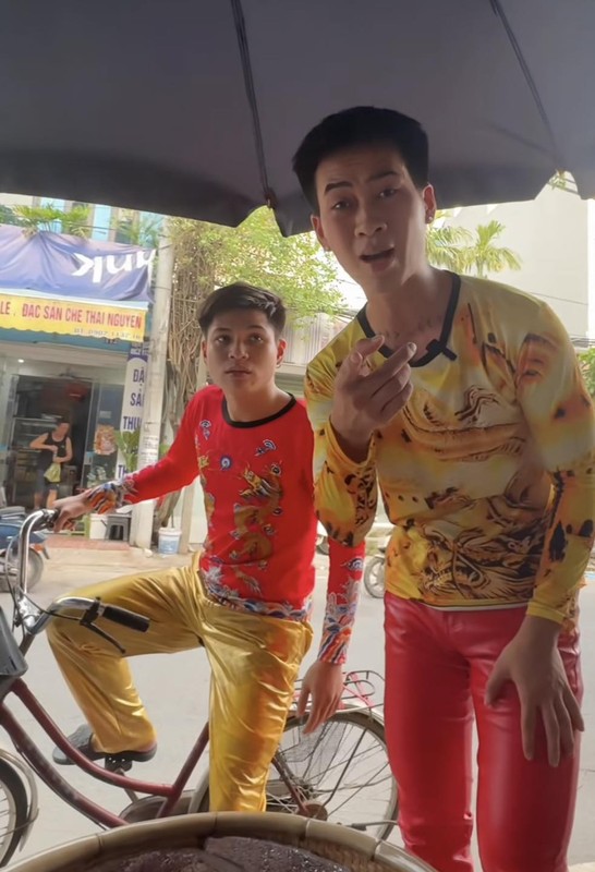 Ong chong phu vo ban xoi viral coi mang vi outfit di lam-Hinh-9