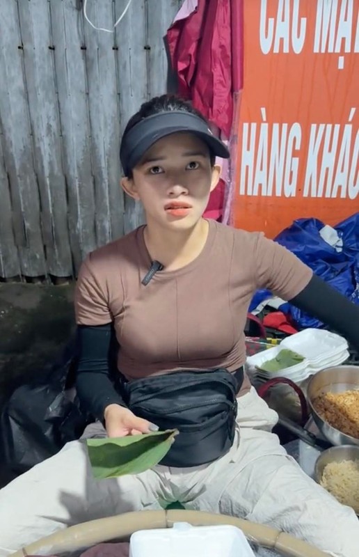 Ong chong phu vo ban xoi viral coi mang vi outfit di lam