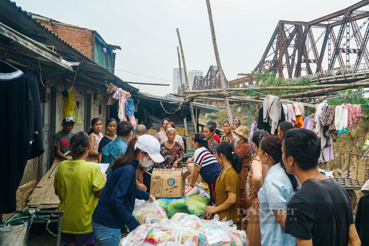 View - 	Khu vực ven sông Hồng tại Hà Nội sau khi nước lũ đi qua