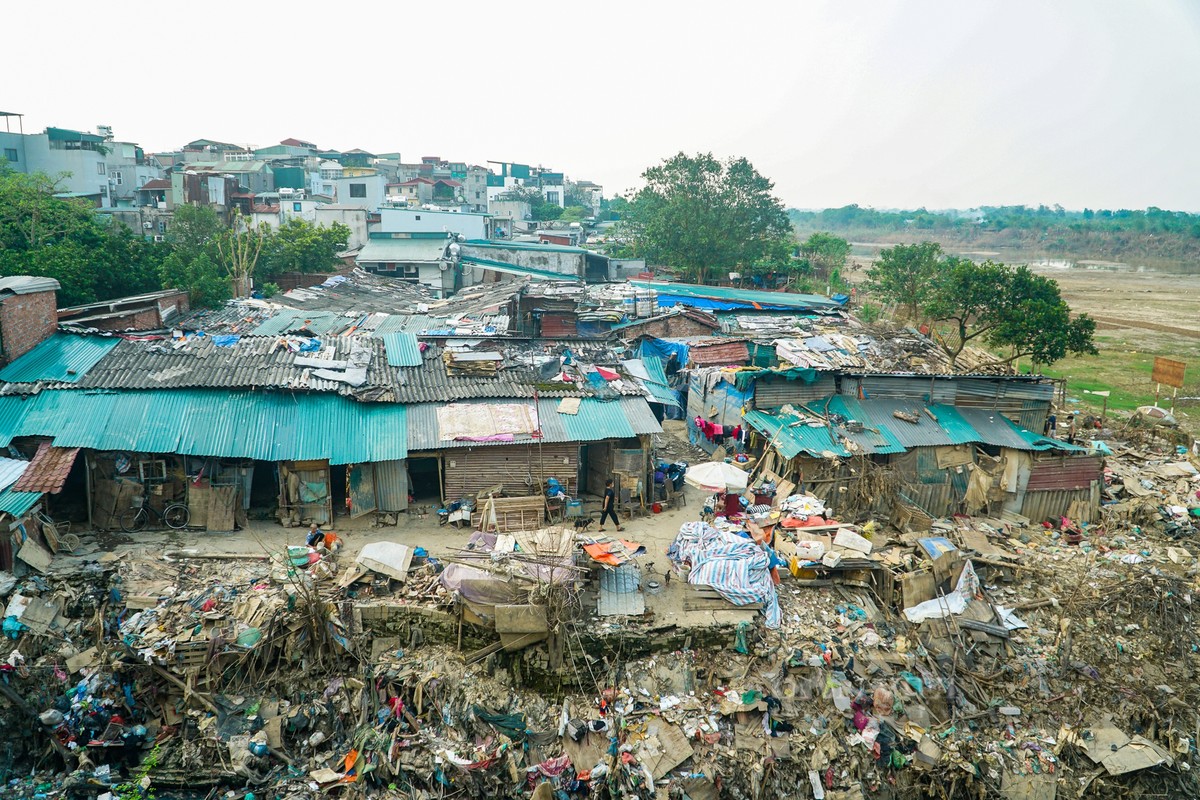 Khu vuc ven song Hong tai Ha Noi sau khi nuoc lu di qua