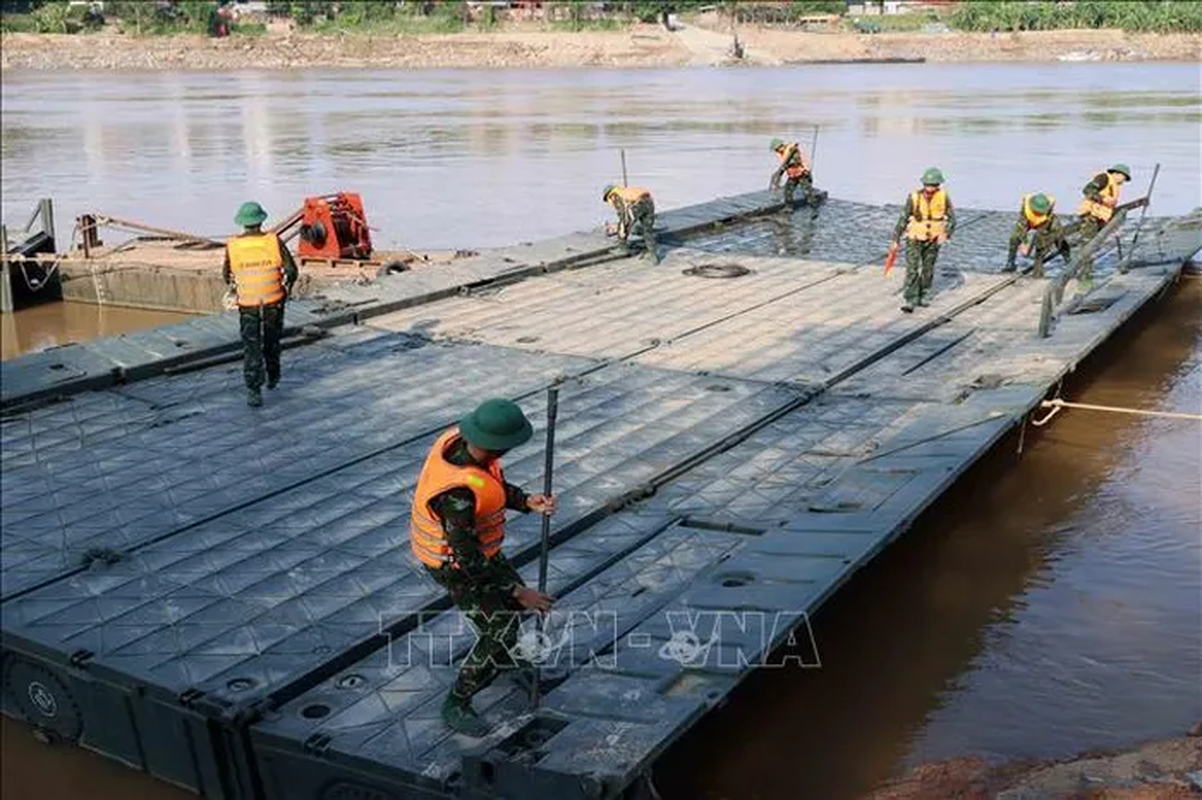 View - 	Cận cảnh ghép cầu phao nơi cầu Phong Châu bị sập