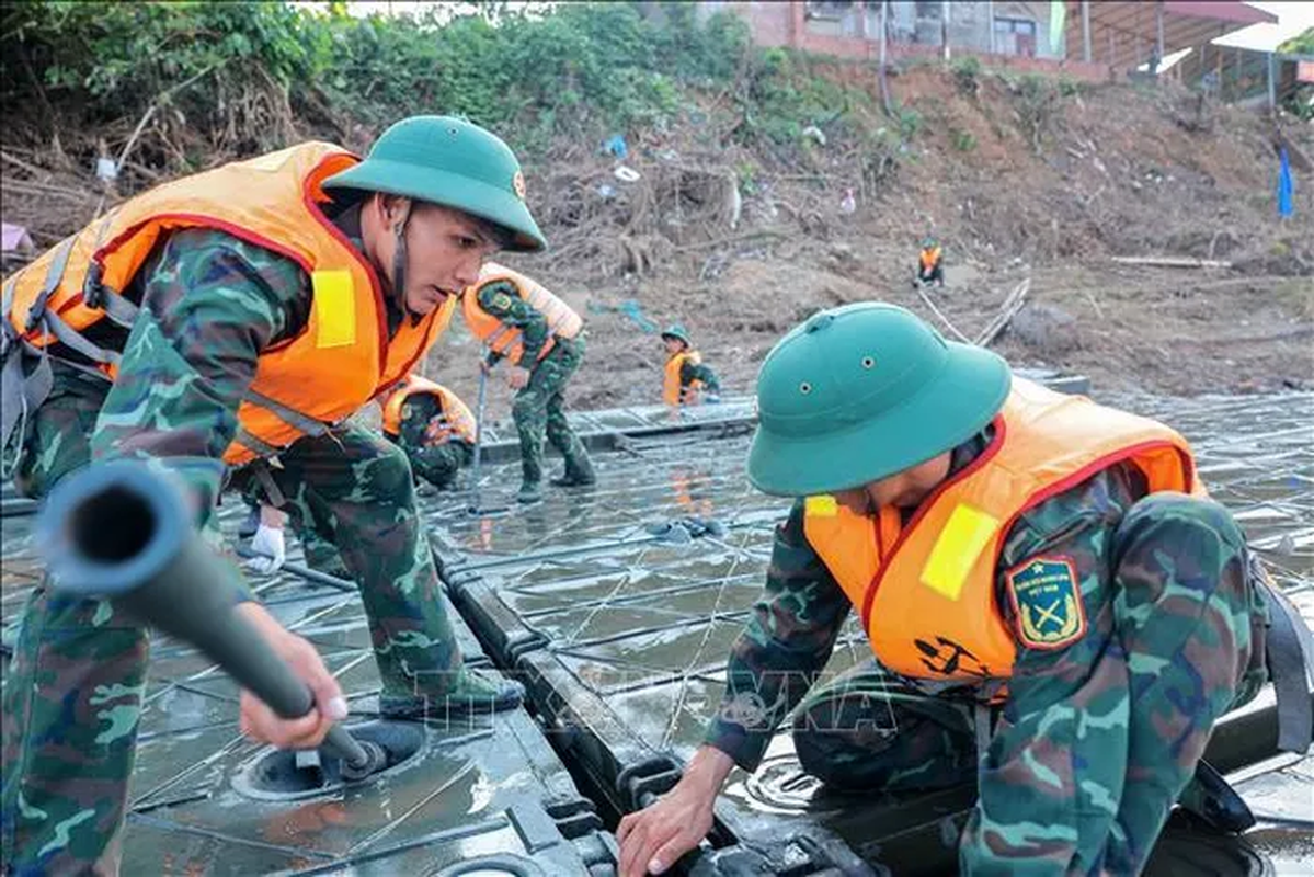 View - 	Cận cảnh ghép cầu phao nơi cầu Phong Châu bị sập