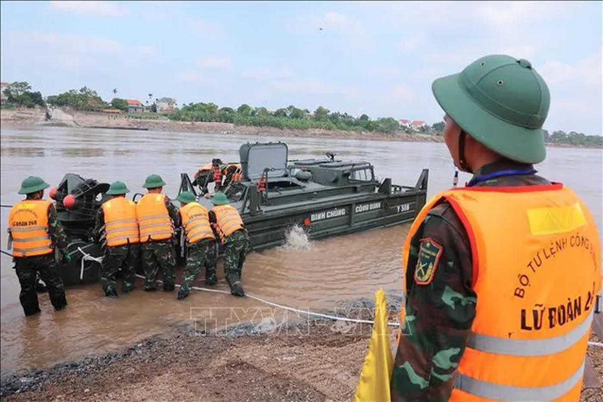 View - 	Cận cảnh ghép cầu phao nơi cầu Phong Châu bị sập