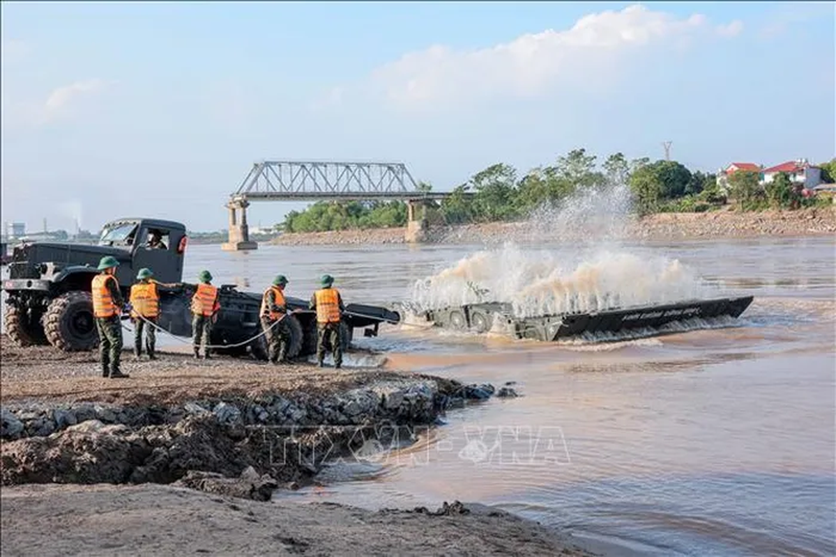 View - 	Cận cảnh ghép cầu phao nơi cầu Phong Châu bị sập