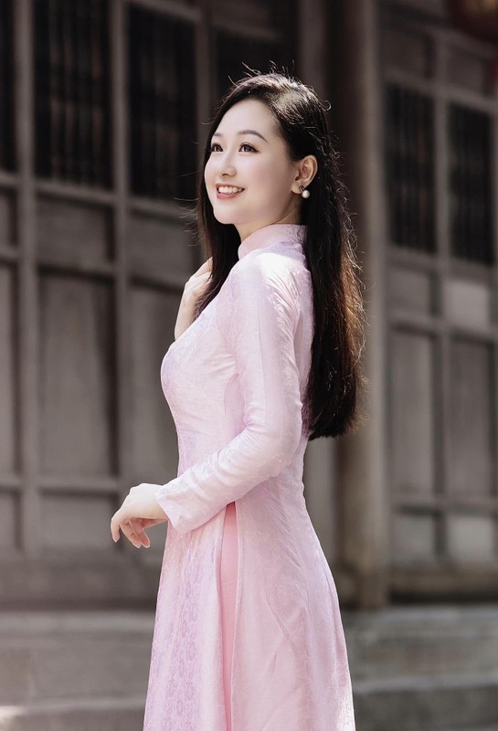 Co giao “hot nhat mua khai giang” khoe dang trong ta ao dai-Hinh-2