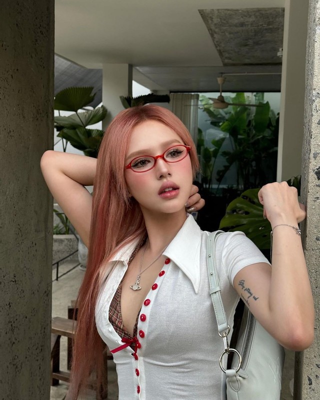 Xu huong mang kinh “phong cach thu ky” duoc cac hot girl me man-Hinh-2