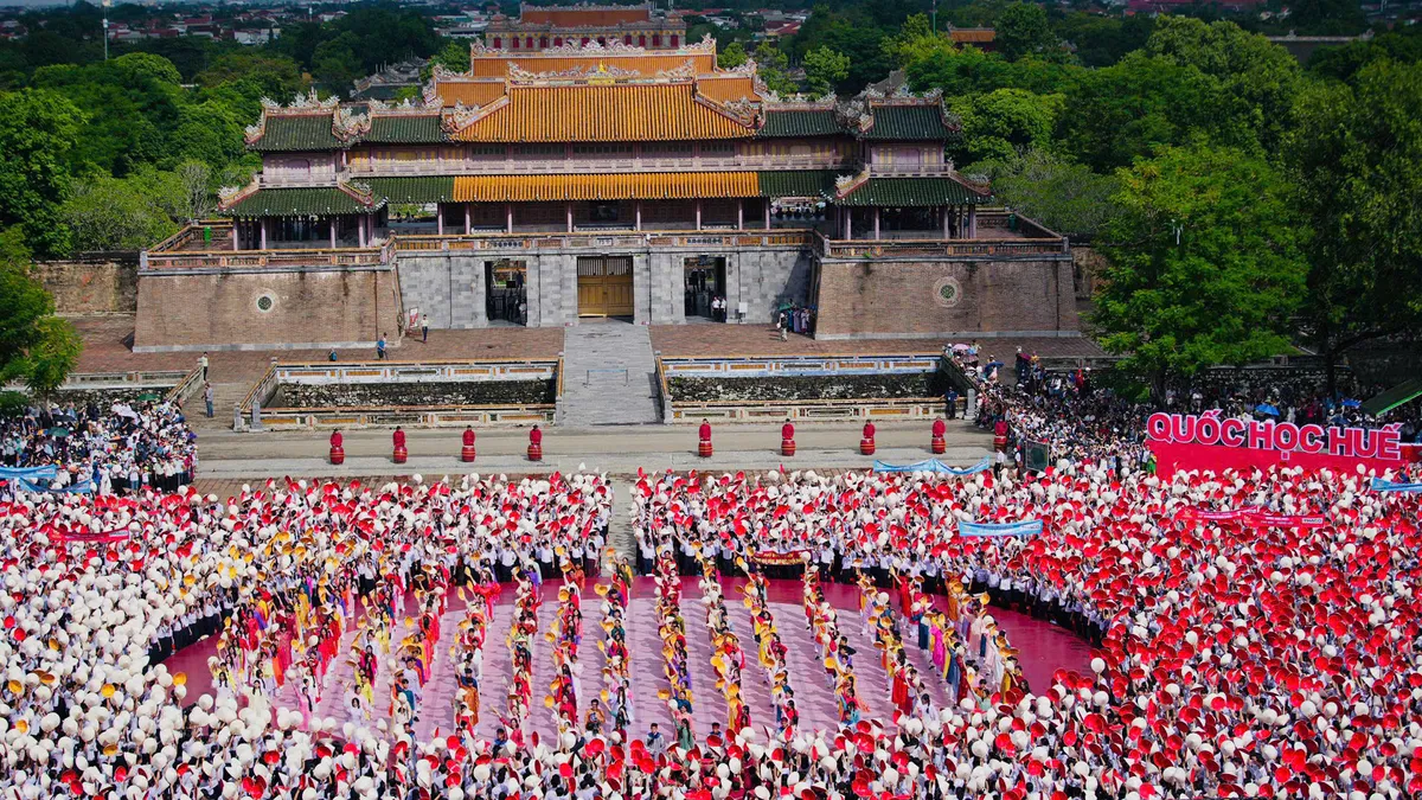 View - 	Cảnh hoàng tráng điểm cầu Chung kết Đường lên đỉnh Olympia ở Huế