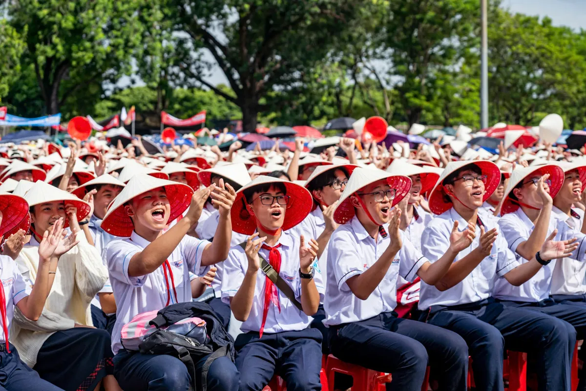 View - 	Cảnh hoàng tráng điểm cầu Chung kết Đường lên đỉnh Olympia ở Huế