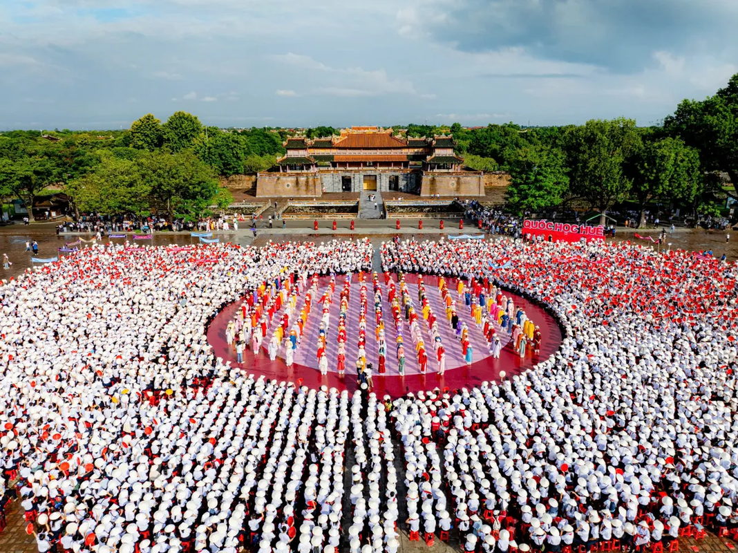 View - 	Cảnh hoàng tráng điểm cầu Chung kết Đường lên đỉnh Olympia ở Huế