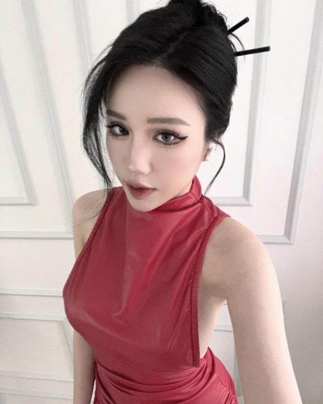 Streamer “phu ba” chieu dai fan loat anh khoe body cuc chay