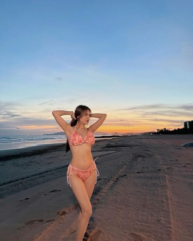 Em gai Cong Vinh dien bikini hoa hong, khoe duong cong boc lua-Hinh-2