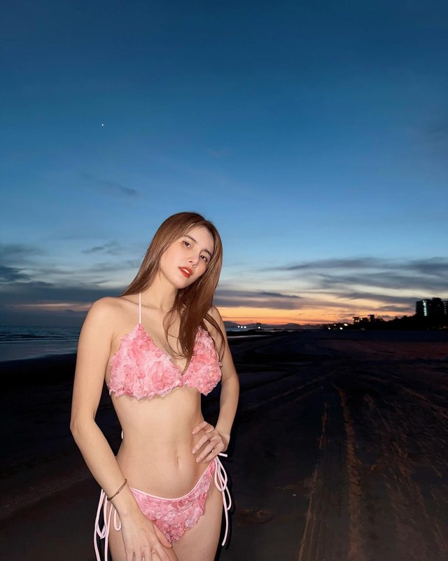 Em gai Cong Vinh dien bikini hoa hong, khoe duong cong boc lua-Hinh-3