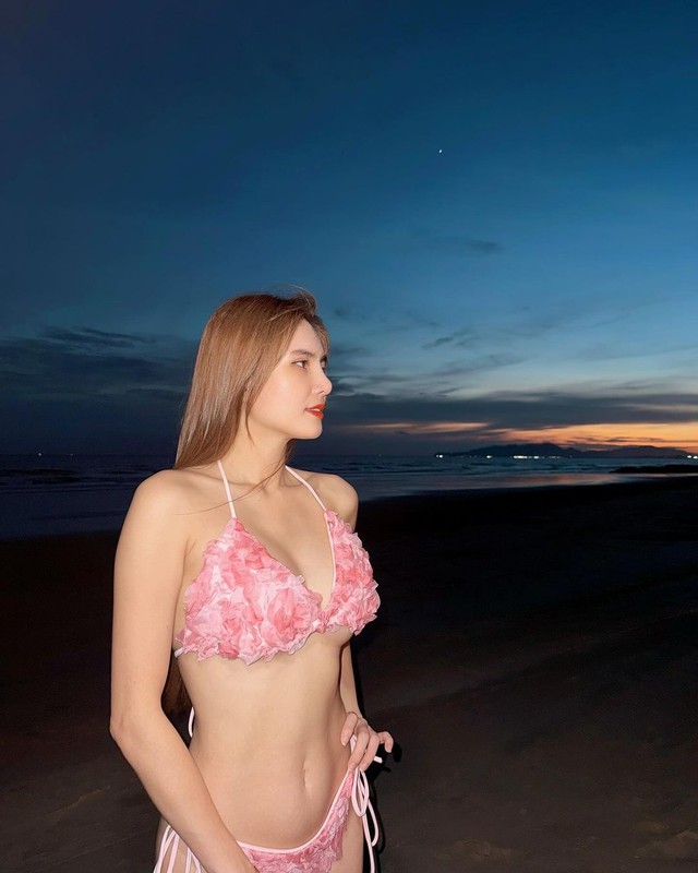 Em gai Cong Vinh dien bikini hoa hong, khoe duong cong boc lua-Hinh-4